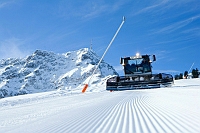 Österreichs beste Pistenraupenfahrer fahren auf die Kitzbüheler Alpen ab Österreichs beste Pistenraupenfahrer fahren auf die Kitzbüheler Alpen ab