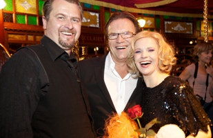 Regisseur Mario Eick, Premierengast Wolfgang Lippert und Andrea Kathrin Loewig (v.l.n.r.)