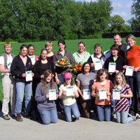 Gruppenbild mit Urkunden: Die Kursteilnehmer, Trainer und Richter sind glücklich.