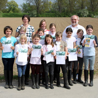 Gruppenbild mit Prüferin: Die Kinder und ihre Trainer haben die Prüfung geschafft.