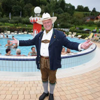 Larry Hagman fühlt sich sichtlich wohl in der Heiltherme Bad Waltersdorf Larry Hagman fühlt sich sichtlich wohl in der Heiltherme Bad Waltersdorf