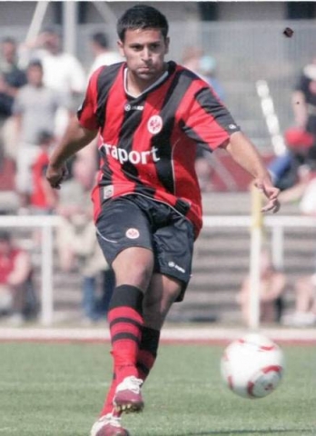 Eintracht Frankfurt Stürmer Alvarez engagiert sich für LOVE ROCKS