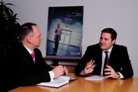 Wilfried Röttgers (mitcaps GmbH) und Christian Trein (Michael Page) bei der Vertragsunterschrift Wilfried Röttgers (mitcaps GmbH) und Christian Trein (Michael Page) bei der Vertragsunterschrift