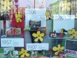 Das Schaufenster spiegelt BRIOs 100jährige Geschichte wider