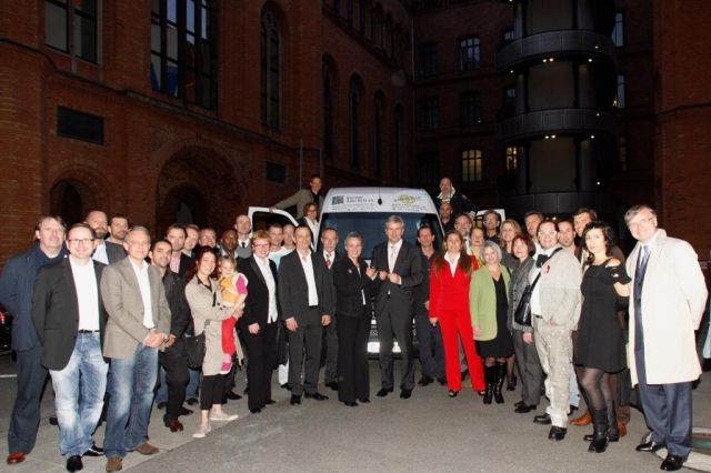 outdoor mediateam hilft - Ein neuer Bus für die Berliner Aids-Hilfe outdoor mediateam hilft - Ein neuer Bus für die Berliner Aids-Hilfe