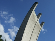 Das Denkmal erinnert an die Luftbrücke vor über 60 Jahren. Jetzt fliegt der Rosinenbomber virtuell. Das Denkmal erinnert an die Luftbrücke vor über 60 Jahren. Jetzt fliegt der Rosinenbomber virtuell.