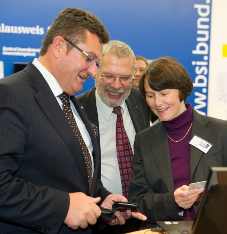 Staatssekretär Pschierer bei media transfer AG (mtG) auf der it-sa 2010 - Fragen zum neuen Personala Staatssekretär Pschierer bei media transfer AG (mtG) auf der it-sa 2010 - Fragen zum neuen Personala
