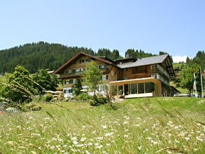 Sommer und Winter erleben im Naturhotel Chesa Valisa im Kleinwalsertal