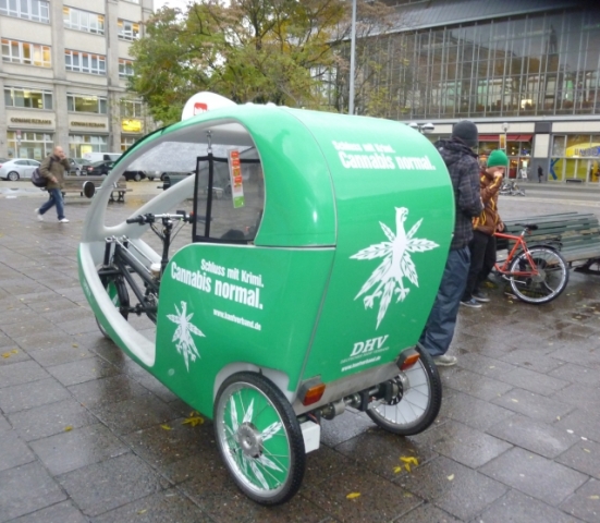 Wer hat sie schon gesehen? Hanf-Rikschas fahren ab heute in Berlin. Wer hat sie schon gesehen? Hanf-Rikschas fahren ab heute in Berlin.