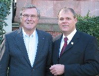 Vor dem Truman-Haus, v.l.n.r. Dr. Gerhardt, Senator Daiger/Foto: Dr. Walser Dental GmbH