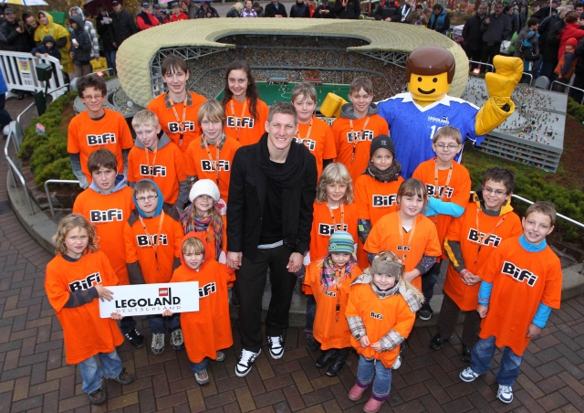 Ein Traum wird wahr - 20 Kinder trainieren im BiFi Fußball-Camp mit Bastian Schweinsteiger Ein Traum wird wahr - 20 Kinder trainieren im BiFi Fußball-Camp mit Bastian Schweinsteiger