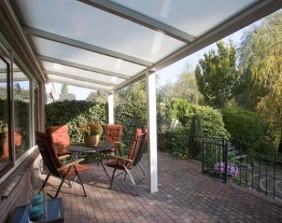 Terrassenüberdachung mit praktischem Nutzen und viel Licht für den Wohnbereich Terrassenüberdachung mit praktischem Nutzen und viel Licht für den Wohnbereich