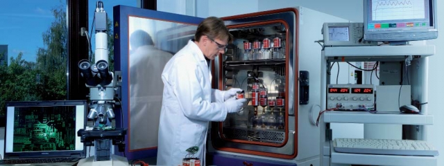 Mit Hightech-Produkten und kundenorientierten Lösungen setzt perma-tec Maßstäbe in der Schmiertechni Mit Hightech-Produkten und kundenorientierten Lösungen setzt perma-tec Maßstäbe in der Schmiertechni