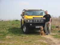 Christian Hempel präsentiert stolz seinen Hummer H2 Christian Hempel präsentiert stolz seinen Hummer H2
