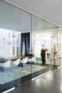 Nur an Boden und Decke gehalten, sind die Glasscheiben in der Vertikalen rahmenlos transparent