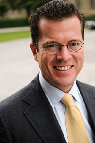 Bundesverteidigungsminister zu Guttenberg hält die Tischrede beim Charity-Dinner fu?r den Bundesverteidigungsminister zu Guttenberg hält die Tischrede beim Charity-Dinner fu?r den