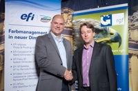 Christoph Herzog, Senior Sales Development Manager EMEA bei EFI, gratuliert Thomas Meurers, RGF Christoph Herzog, Senior Sales Development Manager EMEA bei EFI, gratuliert Thomas Meurers, RGF