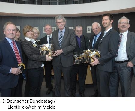 Wildtiere im Zirkus: Unterschriftenübergabe im Bundestag Wildtiere im Zirkus: Unterschriftenübergabe im Bundestag