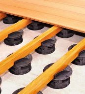 Holzterrasse auf Stelzlagern Holzterrasse auf Stelzlagern