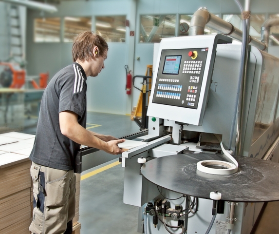 Kantenanleimmaschine optimiert Produktionsablauf bei Kling