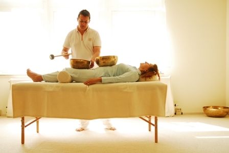 Entspannen, Kraft tanken, sich einfach wohlfühlen: Klangmassage-Seminare 2011 Entspannen, Kraft tanken, sich einfach wohlfühlen: Klangmassage-Seminare 2011