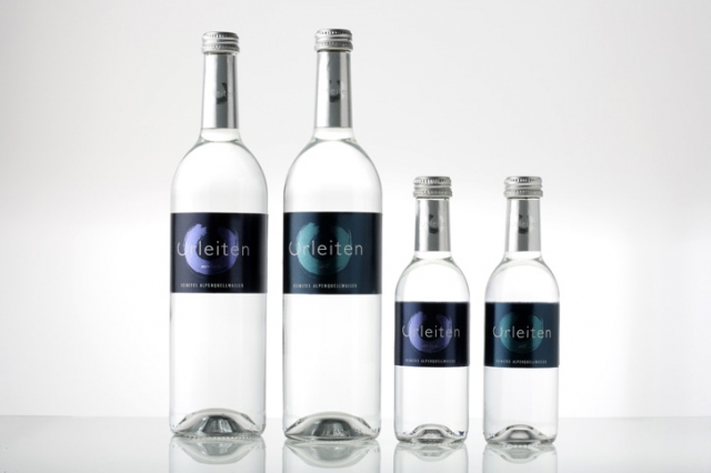 Alpen-Quellwasser aus einer Weinflasche Alpen-Quellwasser aus einer Weinflasche