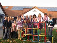 Imke Allendorf (2. v. l.) weiht die Photovoltaikanlage ein (Foto: Stadt Ahlen)