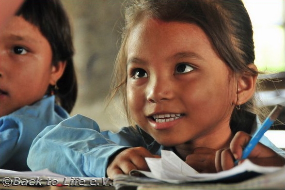 Back to Life e.V. vergibt 100 Patenschaften für bisher chancenlose Mädchen in Nepal Back to Life e.V. vergibt 100 Patenschaften für bisher chancenlose Mädchen in Nepal