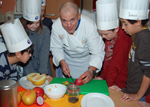 Begeisterungsfähigkeit der Kinder beeindruckte Quellenhof-Chefkoch Jeroen Rumpen (Mitte) Begeisterungsfähigkeit der Kinder beeindruckte Quellenhof-Chefkoch Jeroen Rumpen (Mitte)