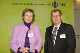 Frau Dr. Mattern-Klosson und Prof. Dr. Sandner, Präsident der DPG