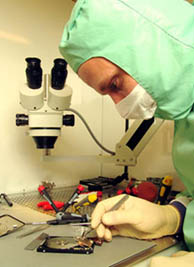 Präzisionsarbeit: Ein Techniker von Kuert bei der Reparatur einer 2.5 Zoll Festplatte.