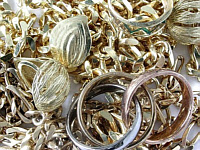 Altgold und defekter Schmuck