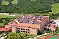 UNI-SOLAR Photovoltaikmodule auf dem Dach des Moon Palace Hotels in Cancun, Mexiko UNI-SOLAR Photovoltaikmodule auf dem Dach des Moon Palace Hotels in Cancun, Mexiko