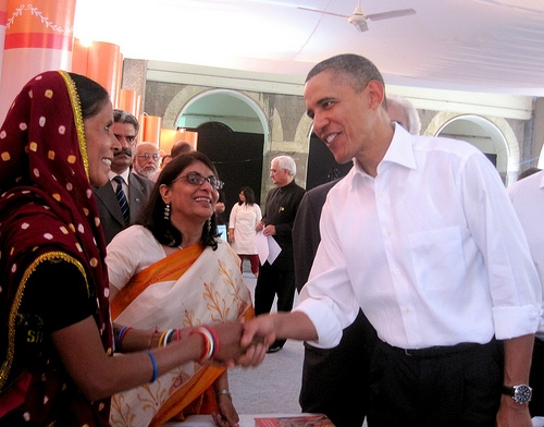 Präsident Obama trifft die Panchayat Präsidentin Sharmi Bai Präsident Obama trifft die Panchayat Präsidentin Sharmi Bai