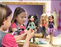 Mit den Bratz™ Girls Jade™, Cloe™ und Yasmin™ haben Mädchen viel Spaß beim Modespiel.