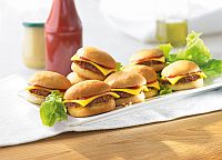 Lecker: die Mini Cheeseburger der Firma Galileo Lebensmittel GmbH.