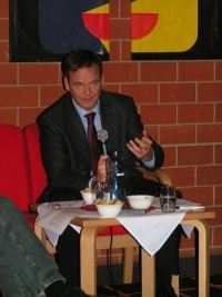 Frank Scherer, Landrat des Ortenaukreises, im Polit-Café des CJD Jugenddorfes Offenburg (Bild: wort.