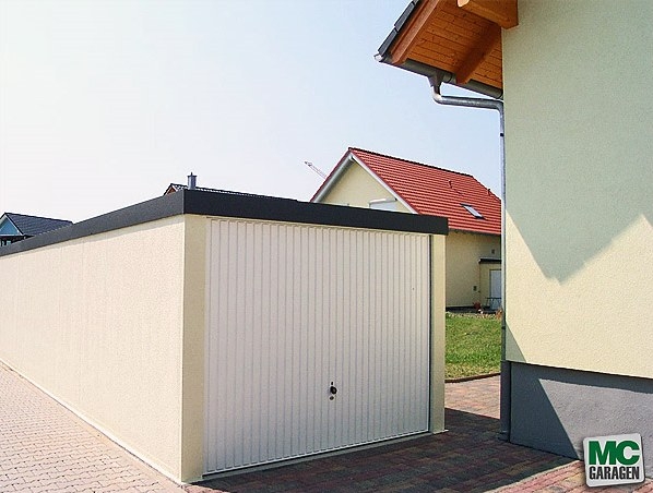 Eine neue Fertiggarage von MC-Garagen mit einem Torantrieb von Hörmann
