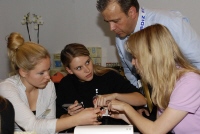 Marco Schwind mit Studentinnen Marco Schwind mit Studentinnen