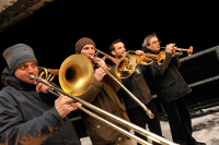 Das Bläserquartett stimmt aus 56 Metern Höhe auf Weihnachten ein. Foto: Kai Schlender Das Bläserquartett stimmt aus 56 Metern Höhe auf Weihnachten ein. Foto: Kai Schlender