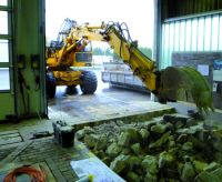 Während der harten Umbauphase reißt der Bagger das alte Fundament weg und schafft Platz für eine neu