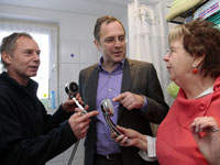 Christoph Siemers (li), Umweltsenator Dr. Loske und Mieterin Gisela Blasius beim EnergieSparCheck.