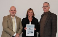 v.l. Auditor U. Geffers, QM-Beauftragte M. Redwanz, Dr. J. Bigalke v.l. Auditor U. Geffers, QM-Beauftragte M. Redwanz, Dr. J. Bigalke