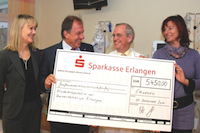 Wilfried Gschneidinger, CEO IFS Central Europe, (2. v. li.) überreicht den Scheck an Prof. Rascher