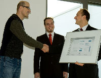 Übergabe des Zertifikates an Herrn R. Arnold (l.) durch Herrn M. Ritter (r.) ind der Mitte C. Einig