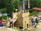 Auf der Ferienbaustelle machen alle begeistert mit.