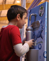 Frisches Trinkwasser an Schulen. Die Bedienung der TRINX-Frischequelle ist kinderleicht. Frisches Trinkwasser an Schulen. Die Bedienung der TRINX-Frischequelle ist kinderleicht.