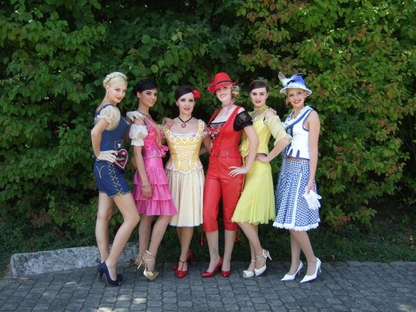 EIN DIRNDL-TRAUM STARTET INS NEUE JAHR 2011 EIN DIRNDL-TRAUM STARTET INS NEUE JAHR 2011