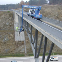 Brückenkontrolle mithilfe einer Lkw-Arbeitsbühne von System Lift Brückenkontrolle mithilfe einer Lkw-Arbeitsbühne von System Lift
