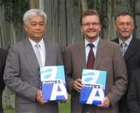 Nach der Vertragsunterzeichung: Charnvit Jarusombathi, Advance Agro und Klaus Aarestrup, E.C.H. Will